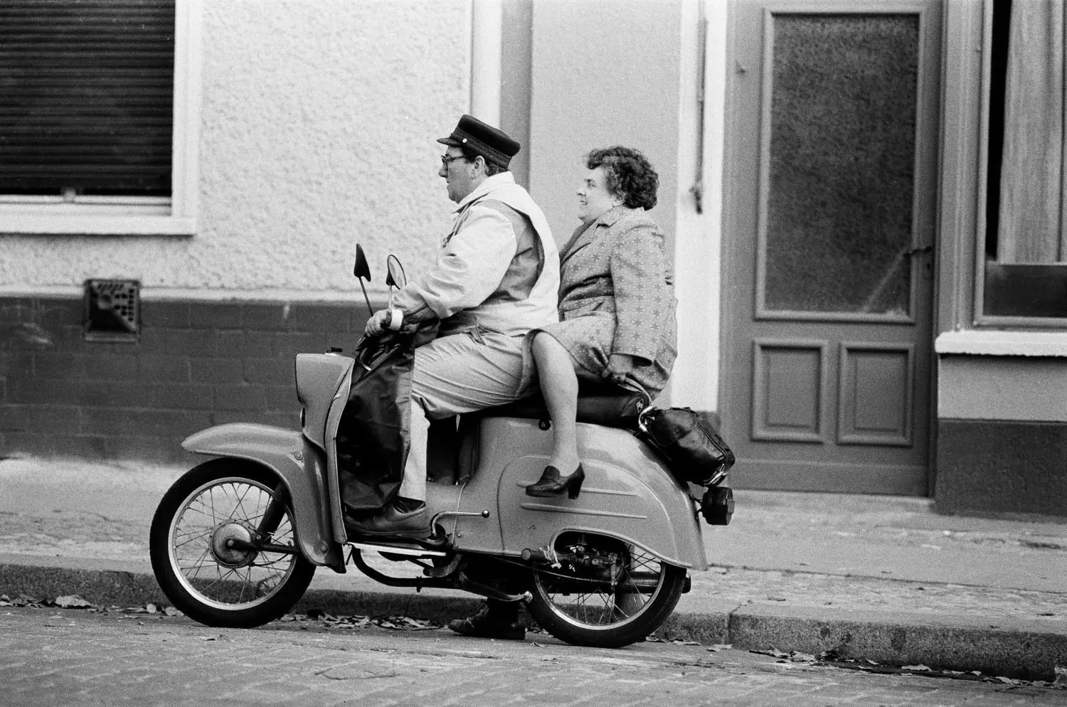 Ein Paar auf einer Schwalbe, 1984, Borna, DDR, Deutschland, Europa