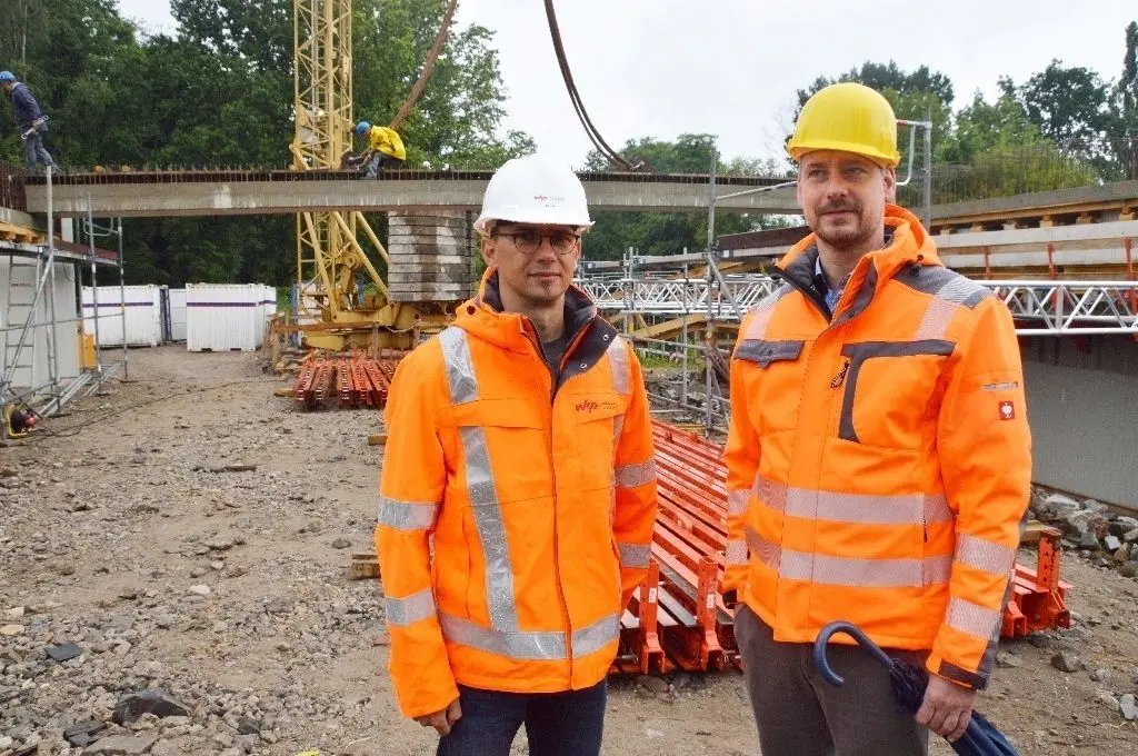 Überwachen die Arbeiten auf der Baustelle Dropebrücke: Sven Martin und Oranienburgs Tiefbauamtsleiter Stefan Gebhard (r.)