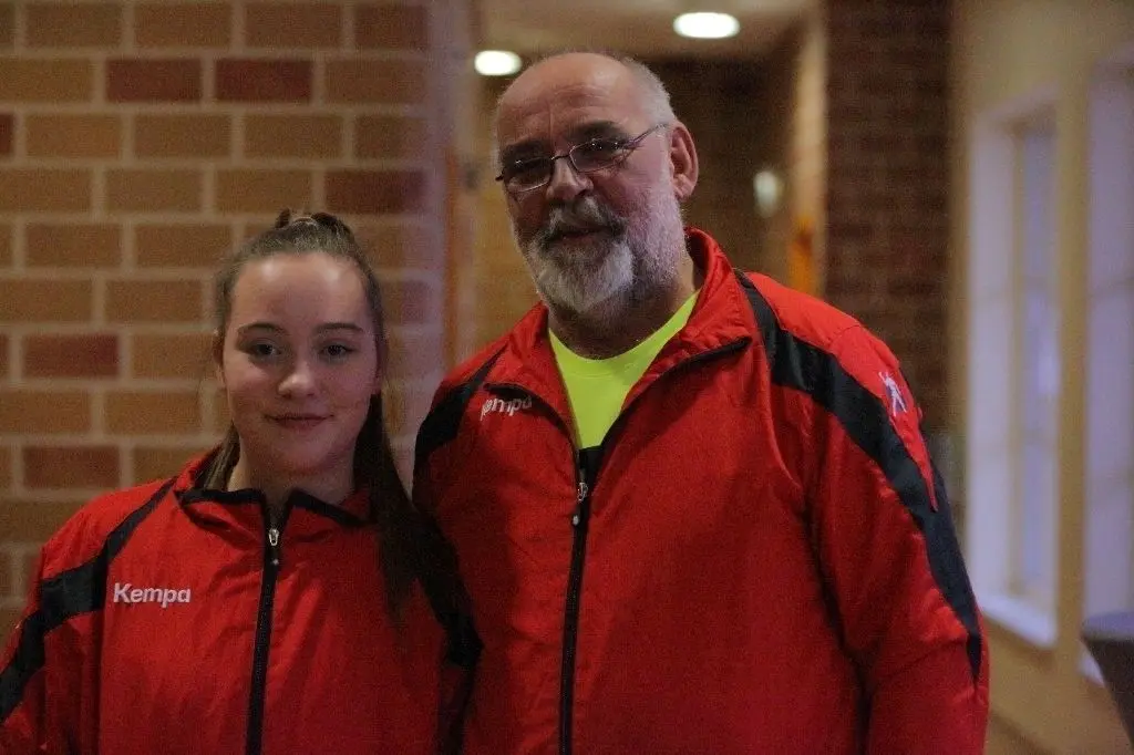 Familiäres Trainerduo: Tochter Valentina und Frank Schnoor widmen sich der Wandlitzer Handballjugend.