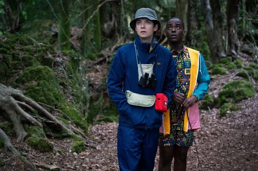 Asa Butterfield und Ncuti Gatwa in einer Szene aus der Netflix-Serie "Sex Education"