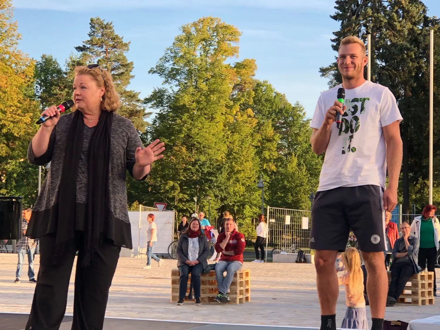 Mattes Schönherr, U23-Europameister im Ruder-Achter, im Gespräch mit der Marketing-Abteilungschefin Ariane Fäscher, die das Open Air moderiert: Natürlich hat Corona auch den Ruderern das gemeinsame Training erst verwehrt und dann erschwert.