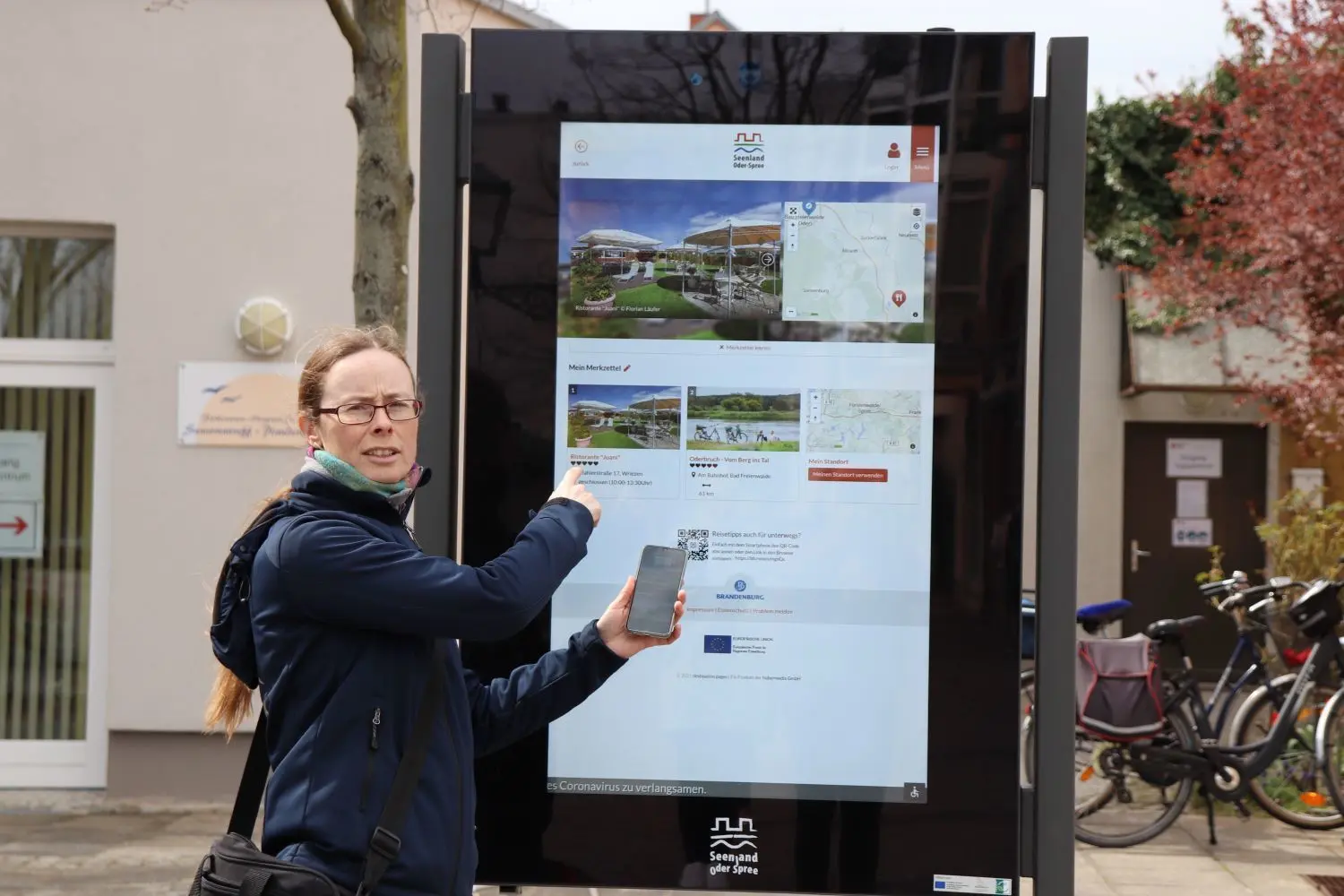 Da war die Welt noch in Ordnung: Katrin Riegel vom Tourismusverband Seenland Oder-Spree bei der Einweihung der neue Info-Tafel am Wriezener Marktplatz. Später werden darauf nicht jugendfreie Filme geschaut und eine Welle von Vandalismus hält die Wriezener Bürger in Atem.