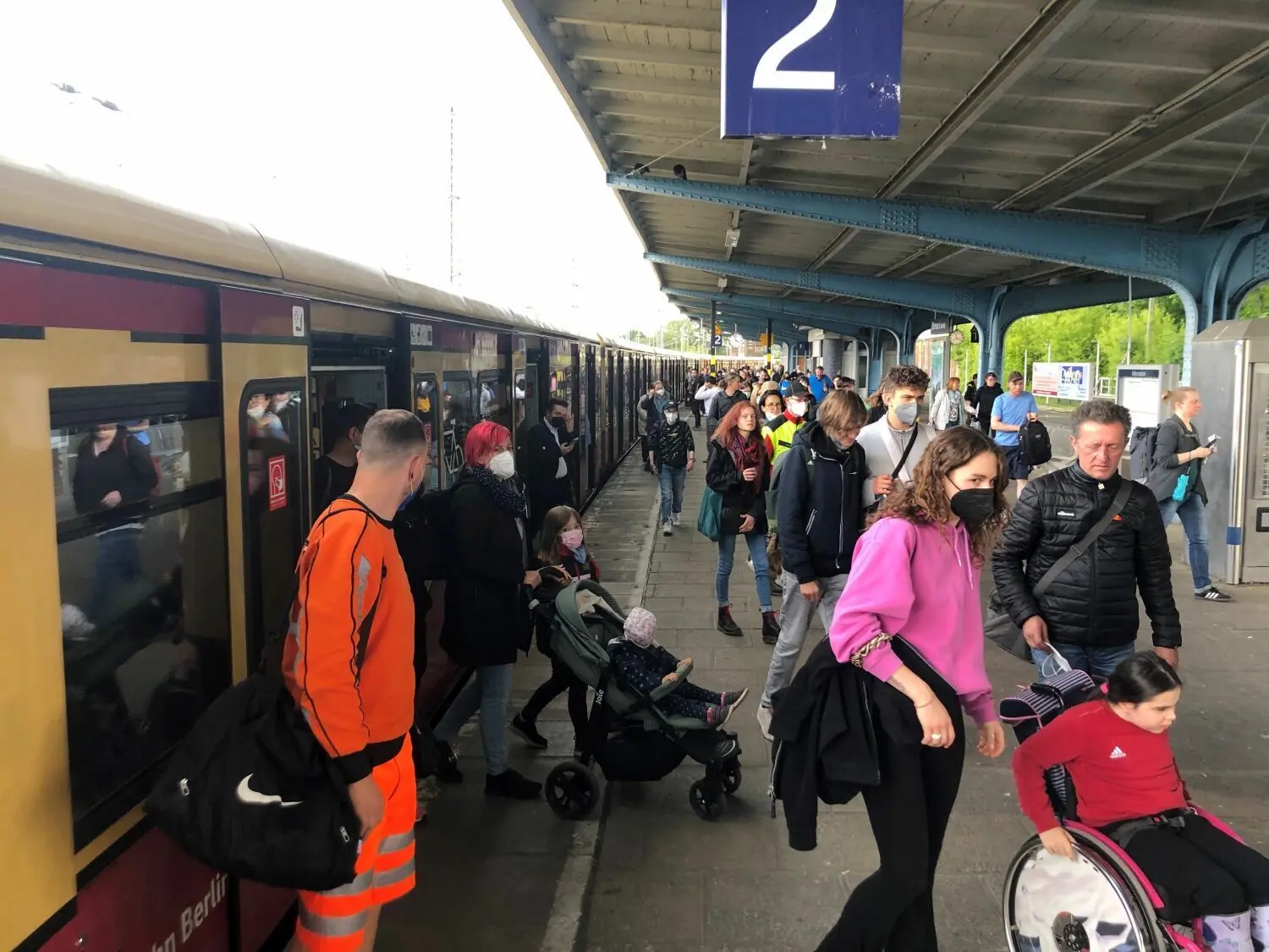 Endstation Bernau bei Berlin: Volle S-Bahn nach der Einführung des 9-Euro-Tickets.