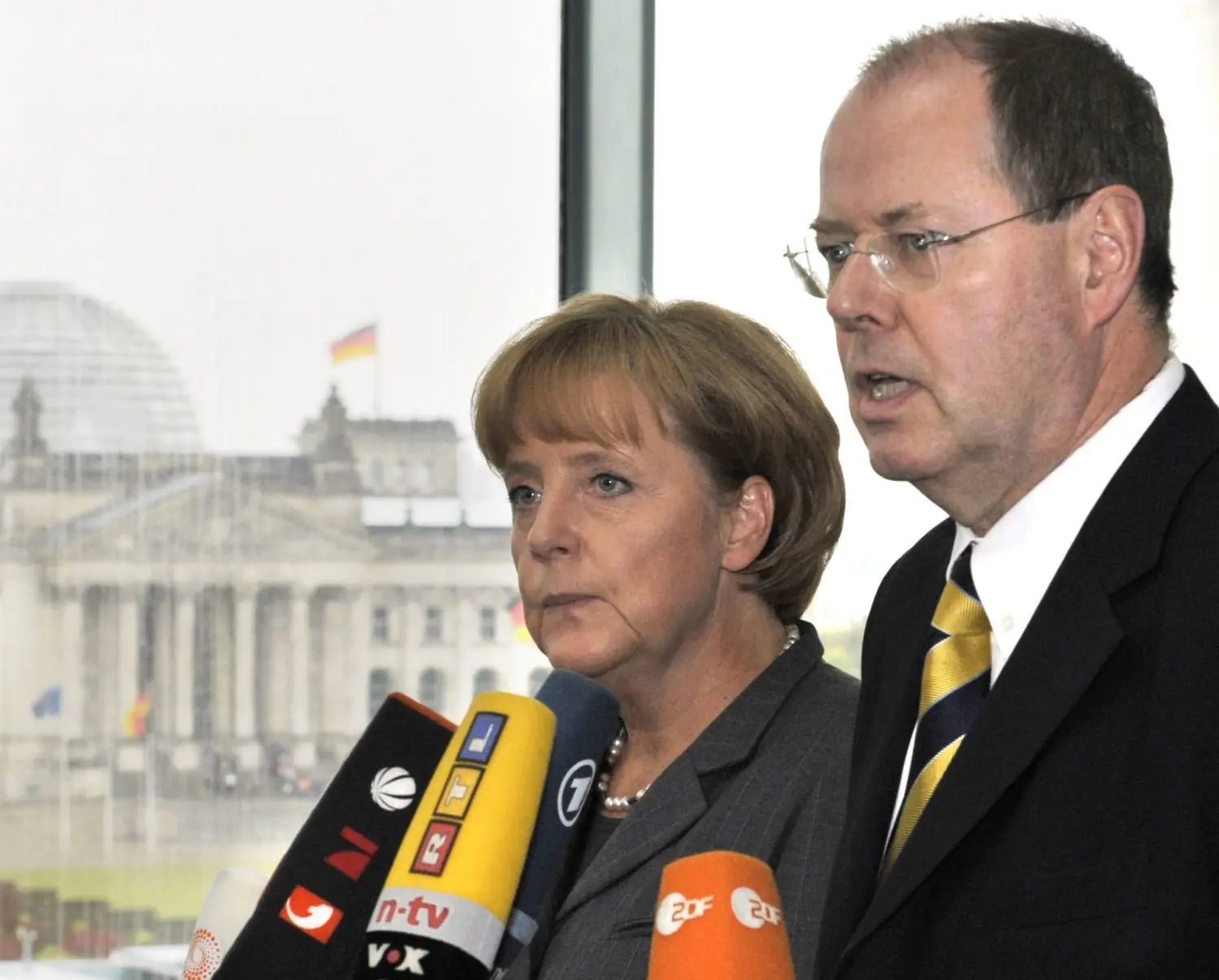 Zur Bankenkrise und der Krise der Hypo Real Estate geben Bundeskanzlerin Angela Merkel (CDU) und der damalige Bundesfinanzminister Peer Steinbrück (SPD) am 05.10.2008 im Bundeskanzleramt in Berlin ein Statement ab.