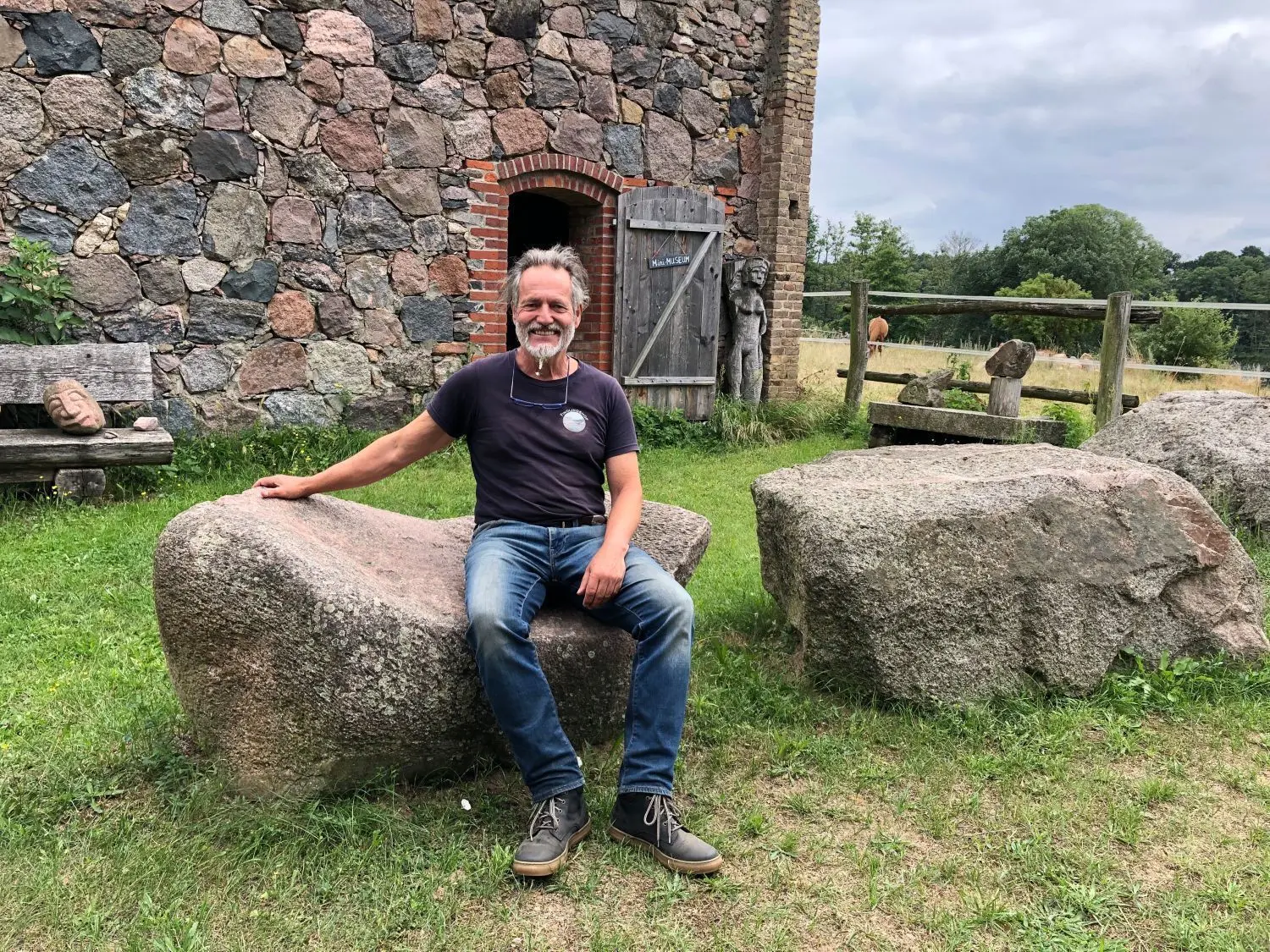 Auf 10.000 Quadratmetern hat Kurt Zirwes eine Welt voller faszinierender Steine geschaffen: den Findlingshof Strausberg. Selbst sein von der Natur geformter Steinsessel ist bequem.