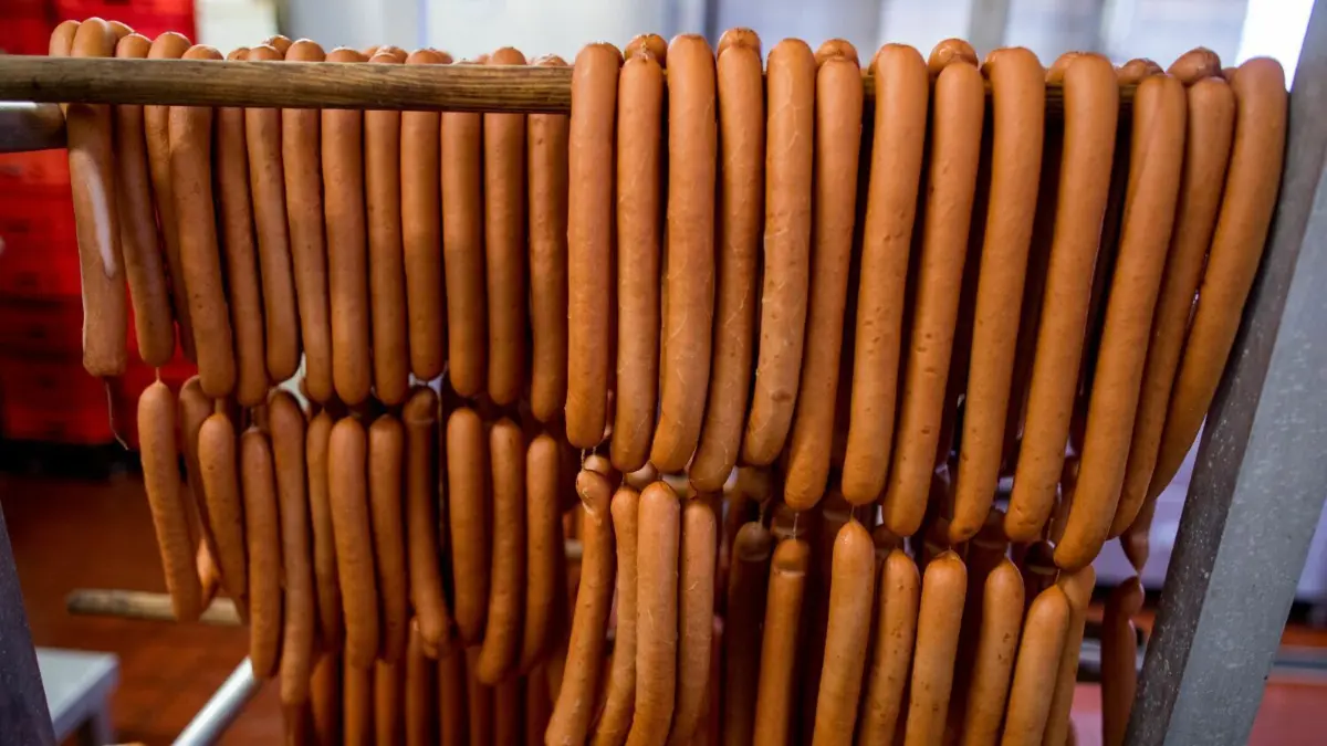 Wer bekommt die Wurst? Die Eberswalder Gruppe aus Britz wird verkauft – wenn das Bundeskartellamt grünes Licht gibt. Die Entscheidung ist an bestimmte Bedingungen geknüpft. (Symbolbild)
Wiener Würstchen hängen in der Wurstfertigung einer Fleischerei. Ein Wursthersteller ist nach Einschätzung des Finanzgerichts Hamburg kein Betrieb der Fleischwirtschaft und unterliegt deswegen nicht dem seit Januar geltenden Fremdpersonalverbot in der Branche. (zu dpa «Pilotverfahren: Wursterzeuger darf weiter Fremdpersonal beschäftigen») +++ dpa-Bildfunk +++