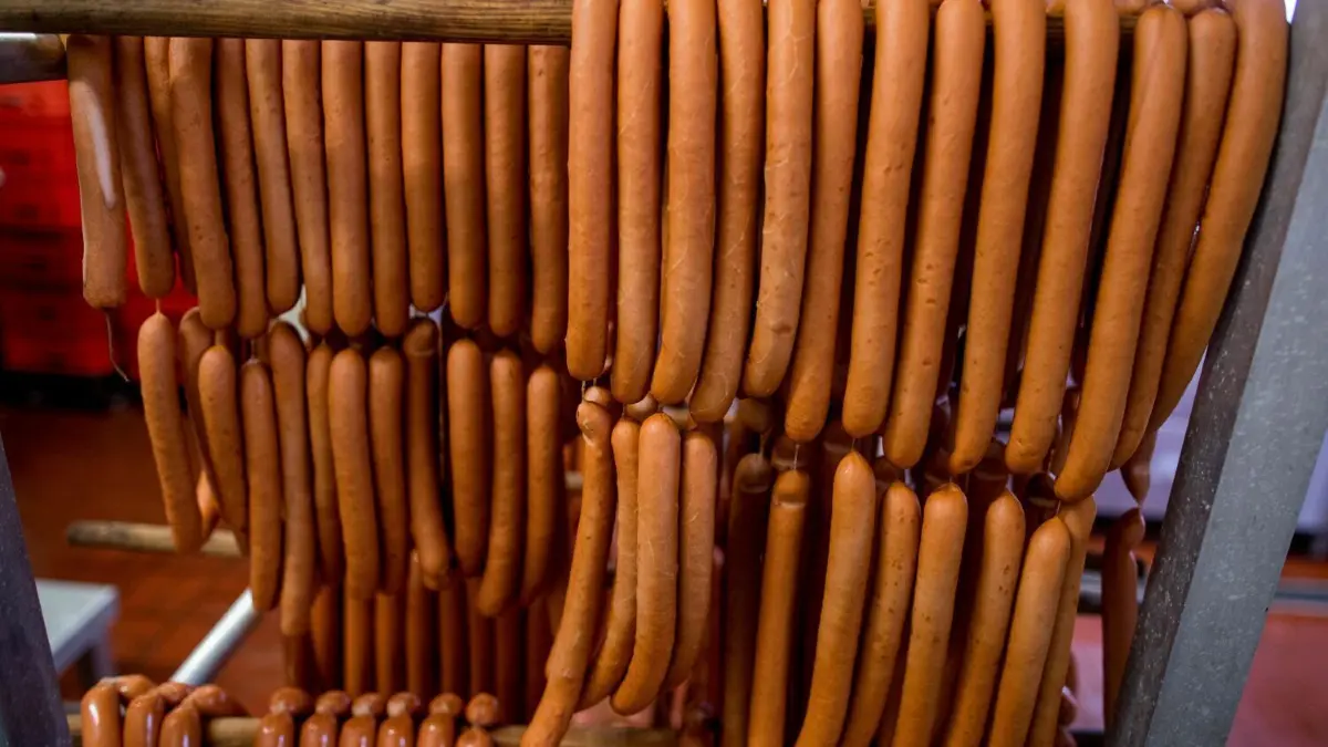 Wer bekommt die Wurst? Die Eberswalder Gruppe aus Britz wird verkauft – wenn das Bundeskartellamt grünes Licht gibt. Die Entscheidung ist an bestimmte Bedingungen geknüpft. (Symbolbild)
Wiener Würstchen hängen in der Wurstfertigung einer Fleischerei. Ein Wursthersteller ist nach Einschätzung des Finanzgerichts Hamburg kein Betrieb der Fleischwirtschaft und unterliegt deswegen nicht dem seit Januar geltenden Fremdpersonalverbot in der Branche. (zu dpa «Pilotverfahren: Wursterzeuger darf weiter Fremdpersonal beschäftigen») +++ dpa-Bildfunk +++