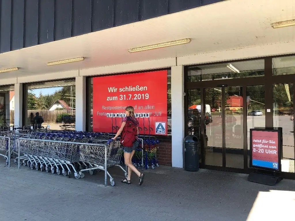 Letzte Einkäufe: Die Aldi-Filiale in Joachimsthal schließt am 31. Juli für immer ihre Pforten. Die Regale im Markt leeren sich bereits sichtbar. Ein Nachmieter für die große Gewerbefläche in der Töpferstraße ist derzeit noch nicht in Sicht.