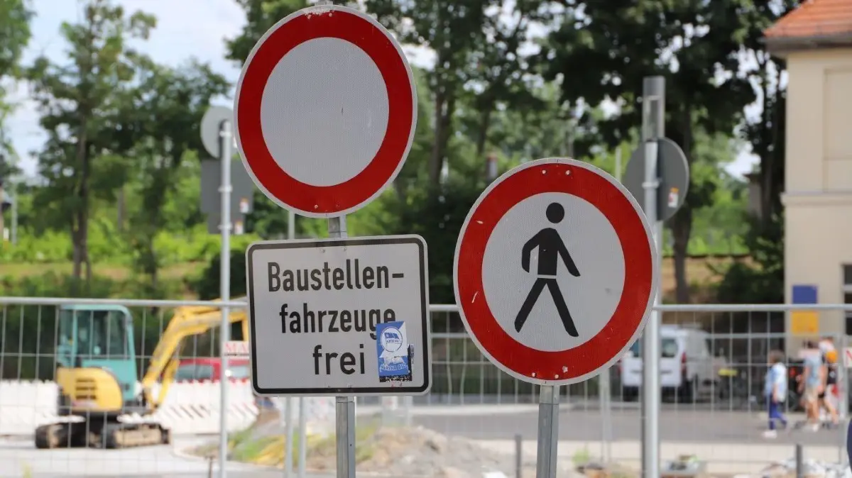Baustellen in Oranienburg ziehen in der Regel Sperrungen nach sich: Am Bahnhof soll zeitnah eine weitere Straße freigegeben werden.
Oranienburg Bahnhof Bahnhofvorplatz, Bauarbeiten am 5. August 2021, Foto: Marco Winkler