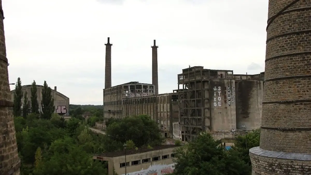 Weltweit bekannt: Das Gelände des ehemaligen Chemiewerks in Rüdersdorf wird für internationale Filmproduktionen gebucht. Von der Schachtofenbatterie des Museumsparks aus sieht man das Werk, in dem einst das Futterphosphat "Rükana" produziert wurde. Im Laufe der Jahre wurde auf dem Industriegelände randaliert.
08.03.2019,Rüdersdorf: Das Chemiewerk Rüdersdorf von der Schachtofen Batterie des Museumspark aus. Das Industriegelände wird für weltweite Filmproduktionen genutzt und ist vom Vandalismus nicht verschont.