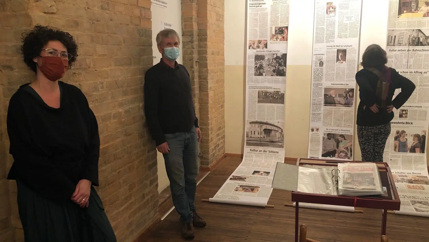 Von der Rolle: Ein Team um den Kulturbahnhof Biesenthal hat eine Ausstellung zum 15. Geburtstag konzipiert. Daran beteiligt waren auch Elena Rodriguez-Castaño (r.) und Heribert Rustige. Zu sehen sind unter anderem alte MOZ-Artikel, die vergrößert auf Tapetenrollen angebracht wurden.