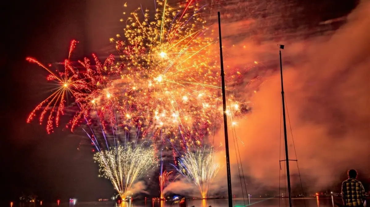Feuerzauber: Das Höhenfeuerwerk über dem Großen Müllroser See, gestaltet von Feuerwerker Jens Sobolewski von „JS Feuerwerk“ aus Ragow-Merz, war einer der Höhepunkte beim „Müllroser Seezauber“.
Müllrose. Müllroser Seezauber. Höhenfeuerwerk. 05.08.2023 Foto: Mario Bortel