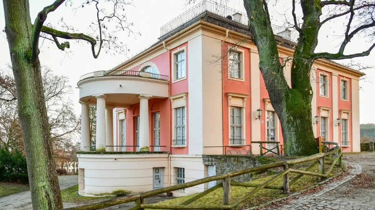 Im Schloss in Bad Freienwalde befindet sich eine Gedenkstätte für Walther Rathenau. Welche Orte in der Stadt sind darüber hinaus mit dem Politiker verbunden?
Das Schloss in der Stadt Bad Freienwalde im Landkreis Märkisch-Oderland (Brandenburg). (zu "Ein Schloss, das keiner will?") +++ dpa-Bildfunk +++