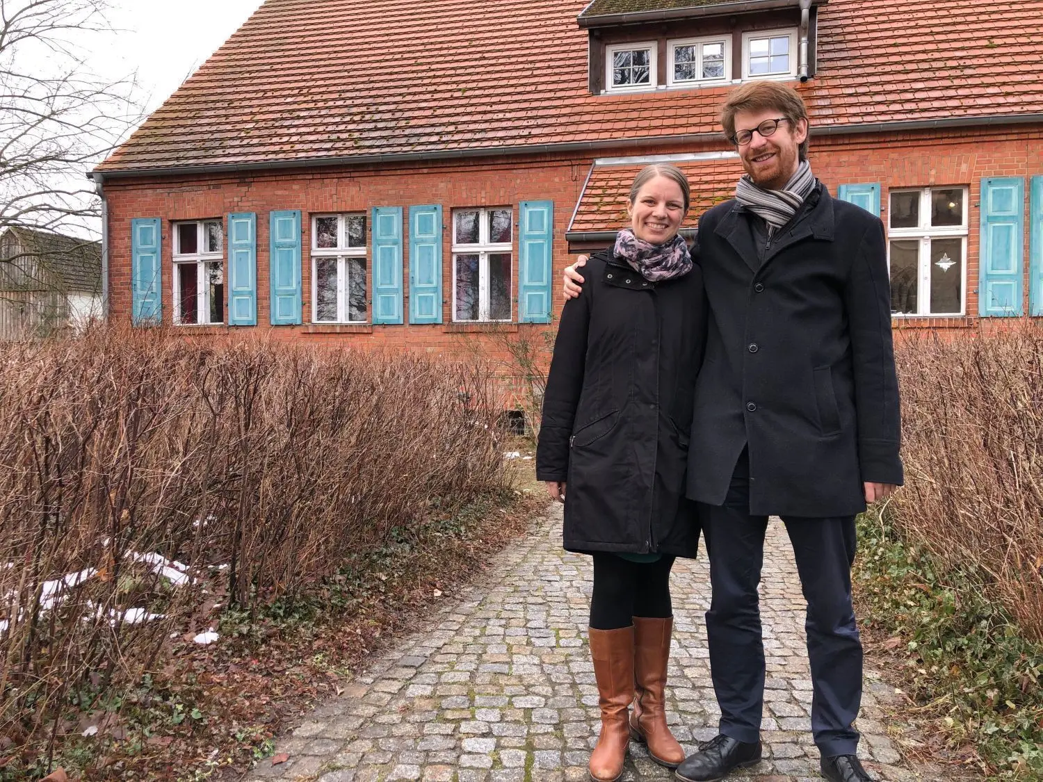Sie sind die neuen: Daniel und Birgitte Koppehl vor dem Pfarrhaus in Joachimsthal. Im Januar wird verkündet: Sie sind die Nachfolger von Beatrix Spreng.