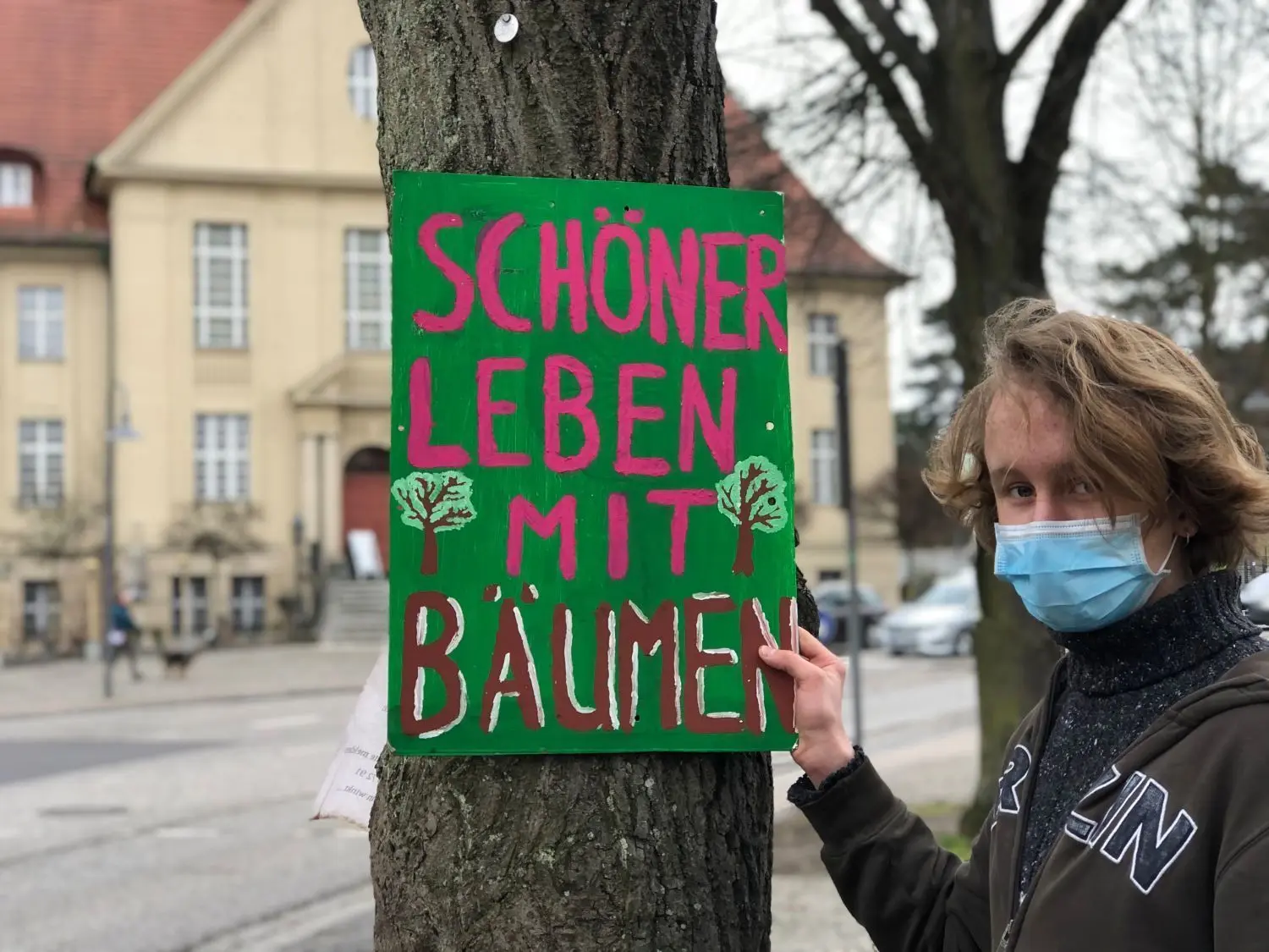 Mit einer Plakataktion protestiert die Ortsgruppe Birkenwerder der Initiative Fridays for Future gegen die Fällung von Bäumen für einen geplanten Radweg. Vor Ort geholfen hat auch der 15-jährige Emil Dieck.