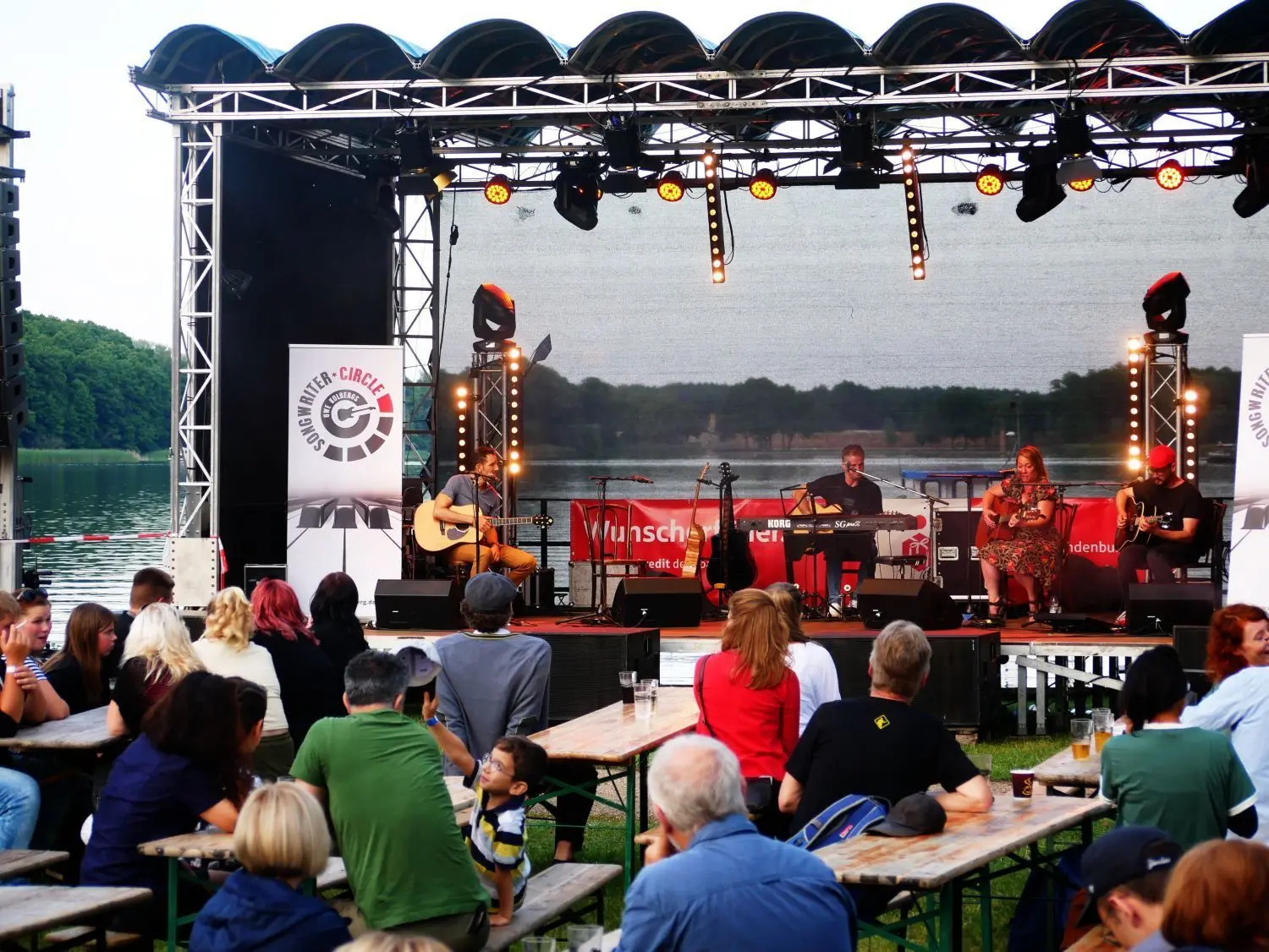 Die Bühne war für das Ersatzwasserfest Fürstenberg bereitet. Es sangen und spielten Musizierende des Songwriter Circles.