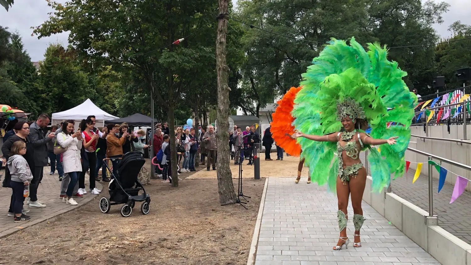 Südamerikanisches Flair und Samba-Klänge sorgten für Wärme im kühlen Wind: Die Gäste zollten viel Beifall.