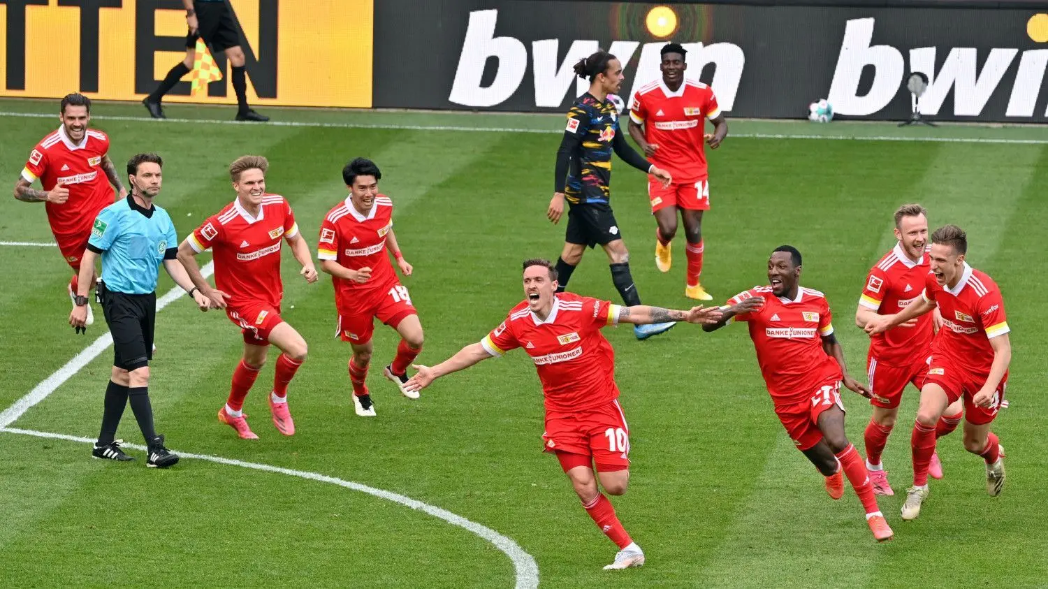 Stürmer Max Kruse (M) von Union Berlin köpfte in der Nachspielzeit den Siegtreffer.