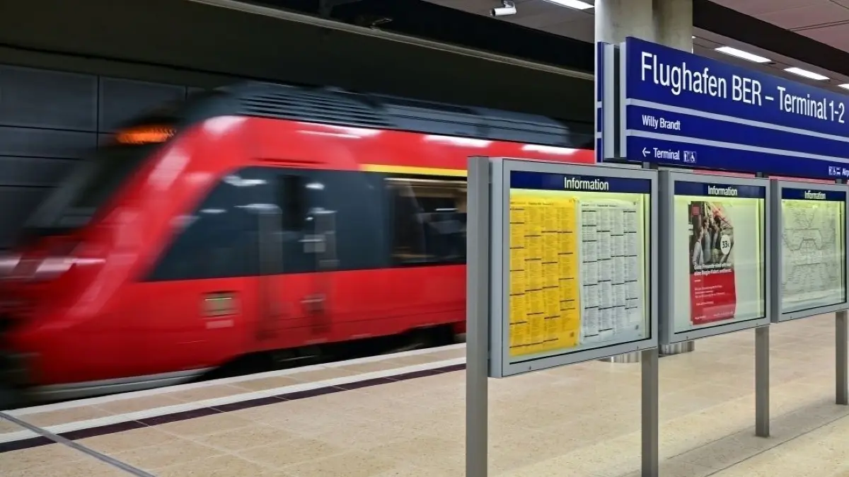 Ist der Flughafen Schönefeld trotz GDL-Streik erreichbar? So fahren S9, RE8, RB23 und FEX-Express.
Ein Zug der Deutschen Bahn fährt in den Bahnhof unter dem Terminal 1 vom Hauptstadtflughafen Berlin Brandenburg «Willy Brandt» (BER). Der Flughafen wird nach langjähriger Verzögerung am 31.10.2020 eröffnet. +++ dpa-Bildfunk +++