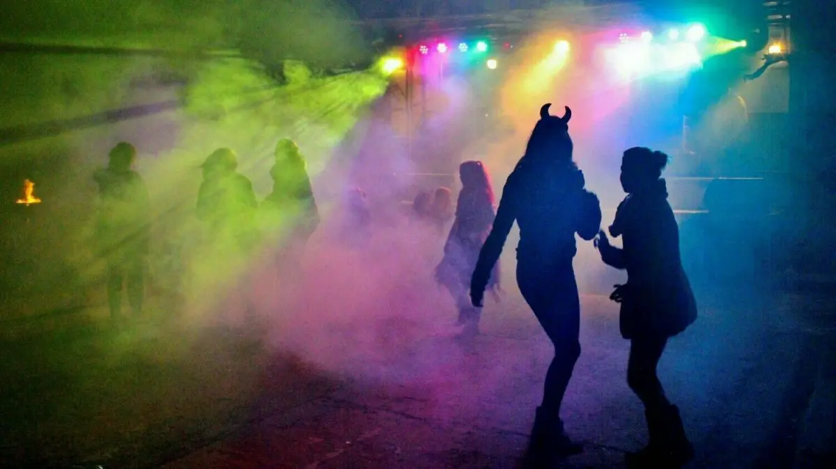 Im September 2023 gibt es den ersten CSD in Oranienburg. Die Initiative bietet schon vorher einen sicheren Raum für queere Menschen, verbunden mit einer großen Party. (Symbolfoto)
Halloween in Oberhavel Party bei Kandy Backs