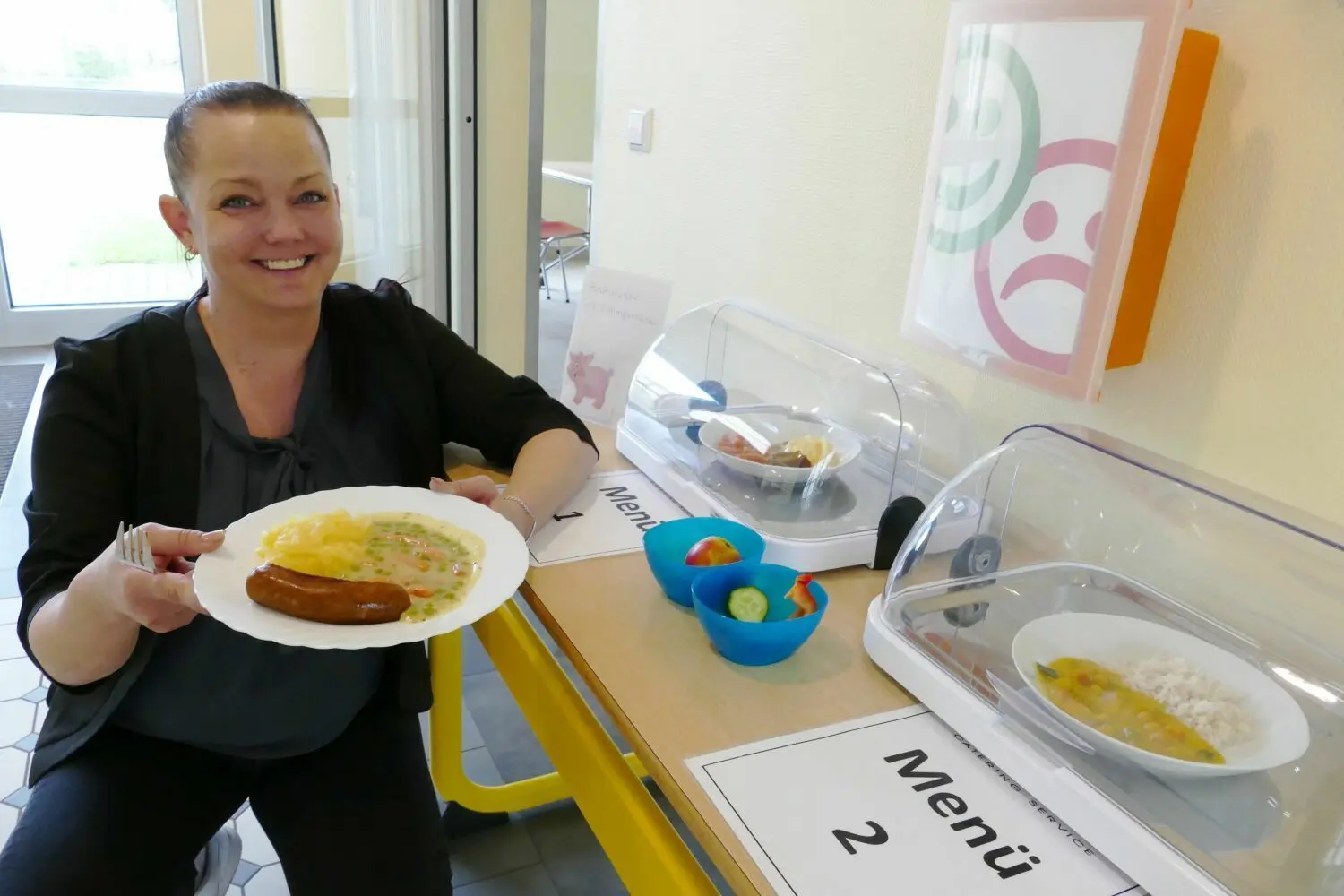 Bratwurst oder Kichererbsen? Sunshine-Catering-Verkaufsberaterin Indira Gerbich zeigt in der Grundschule Biesenthal das Wahlessen.