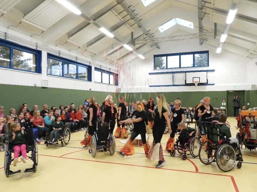 Mit Musik und Tanz wurde in der neuen Halle bei guter Laune gefeiert.