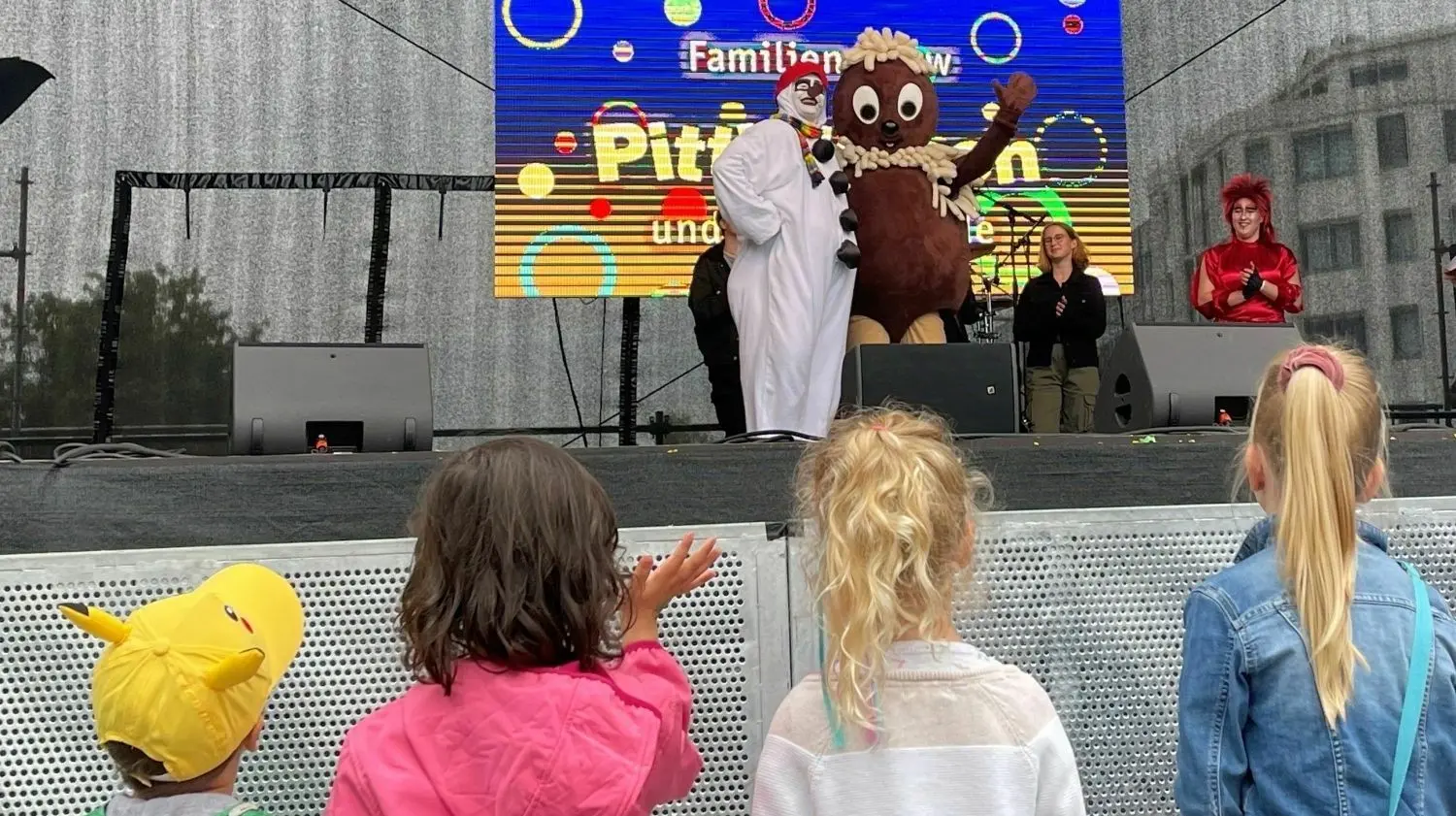 Weltpremiere: Schneemann Snowy traf Pittiplatsch auf der Hauptbühne bei der Familienshow.