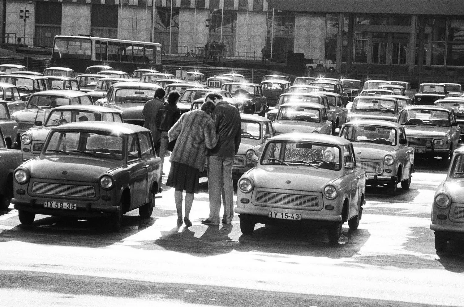 Versuchte Nähe: Liebespaar auf dem heutigen Schlossplatz, vor dem Außenministerium der DDR, Berlin, 1984.
