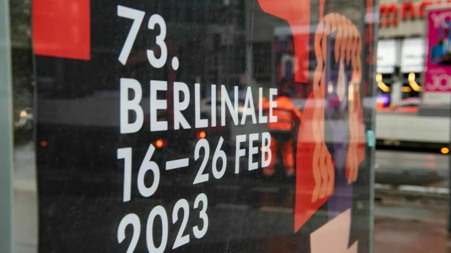 Eine Werbetafel am Potsdamer Platz weist auf die 73. Berlinale hin, die vom 16. bis 26. Februar 2023 in Berlin stattfindet. +++ dpa-Bildfunk +++
