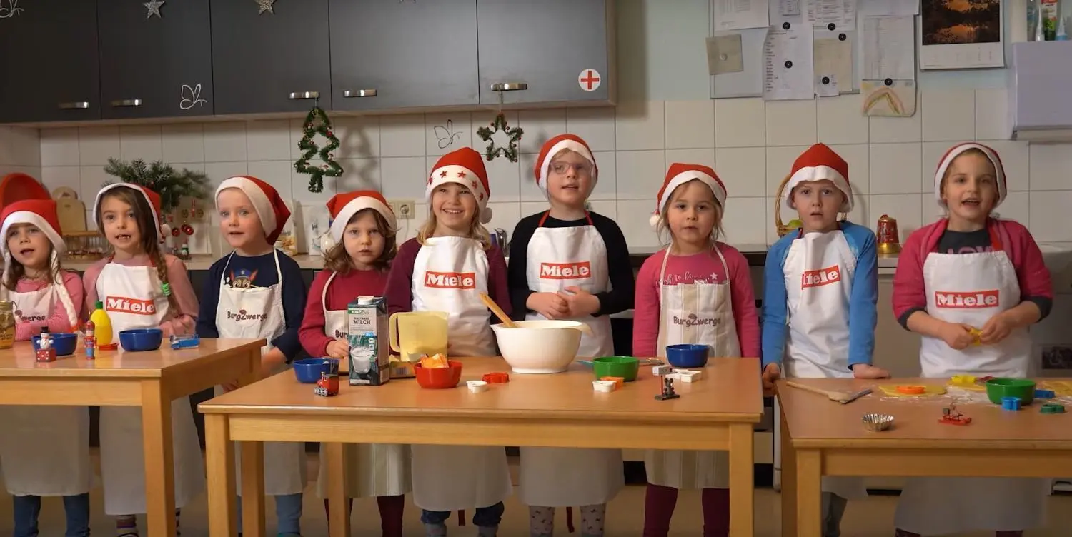 Grüße der Jüngsten: Kinder ließen die Senioren in der Weihnachts-DVD teilhaben an ihren Erlebnissen im Advent, zum Beispiel die Kinder der Greiffenberger Kita „Burgzwerge“ beim Plätzchenbacken mit Gesang.