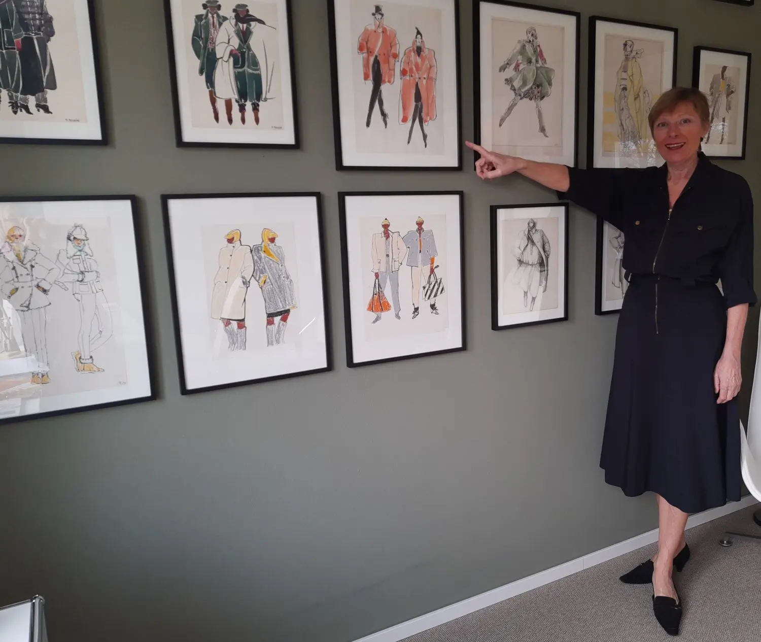 Annette Blank trägt ein Kleid, das ihre Mutter Hanna Musiolek in den 1980er-Jahren entworfen hatte und das heute noch praktisch-modern wirkt. In ihrem Haus hängen die Entwürfe der bekannten Schöneicherin an der Wand.