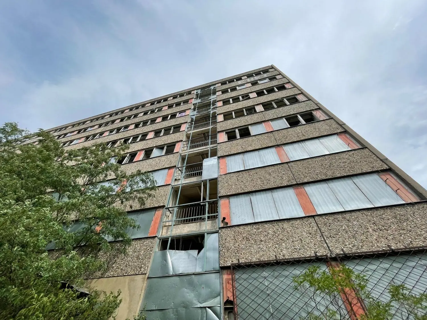 Abrissreif: Für den Plattenbau im Stadthafenweg 11 gibt es keinen Bedarf mehr, vielmehr ist er ein Schandfleck. Nun sollen die Abrissbagger anrücken.