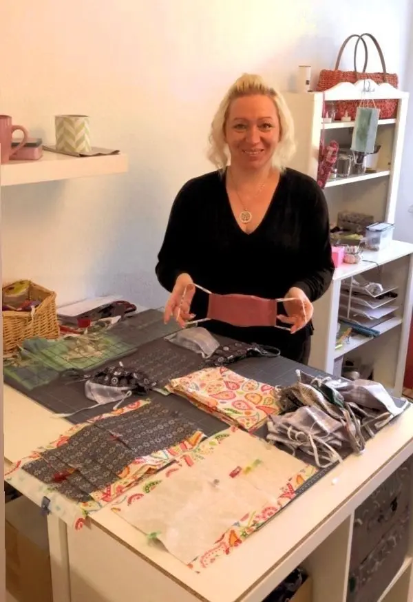 Anja Schmidt-Kloske näht Masken für Altenheime.