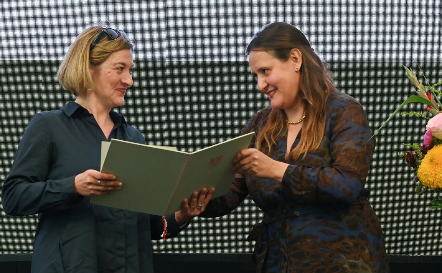 Luise Schröder (l), Künstlerin, bekommt den Nachwuchsförderpreis für Bildende Kunst der Ministerin für Wissenschaft, Forschung und Kultur von Manja Schüle (SPD), Kultusministerin des Landes Brandenburg, anlässlich der Verleihung des Brandenburgischen Kunstpreises auf Schloss Neuhardenberg überreicht.