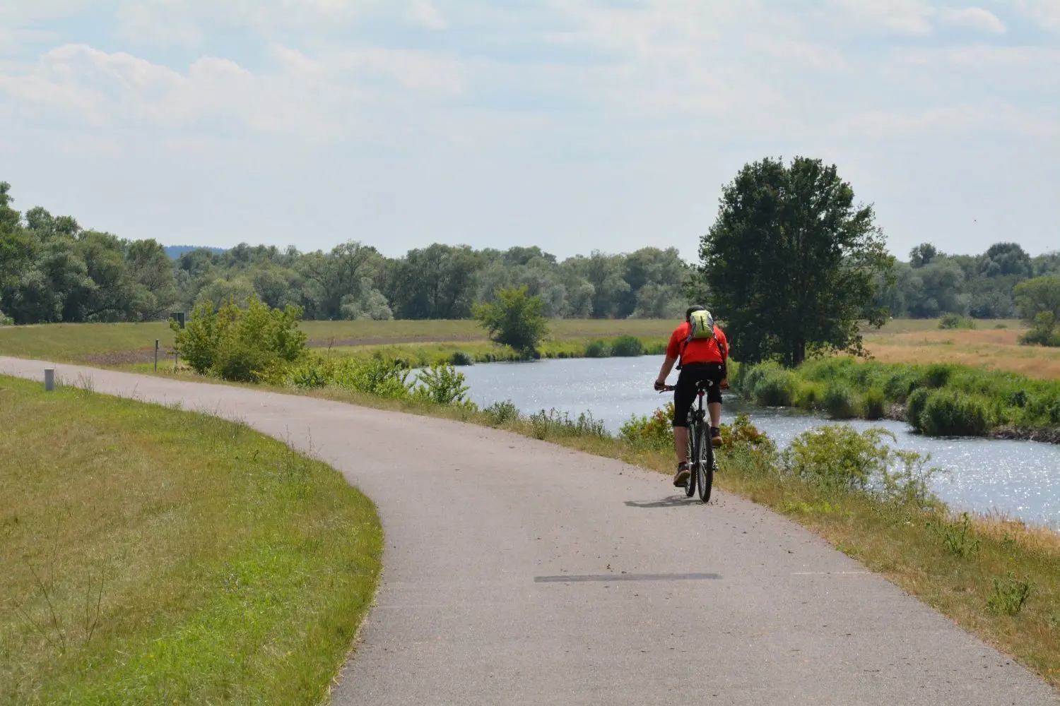 Die überregionalen Radwege, wie hier der Oder-Neiße-Radweg bei Schwedt, sind von guter Qualität, sodass ein sicheres Fahren möglich ist.
