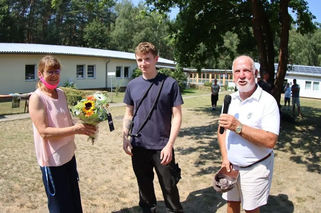 Vom Lehrling zum Facharbeiter: Sean Pukall (M.) hat in diesem Sommer seine dreijährige Ausbildung zum Tierpfleger abgeschlossen. Nun wird er beim Sommerfest als neuer fester Mitarbeiter vorgestellt.