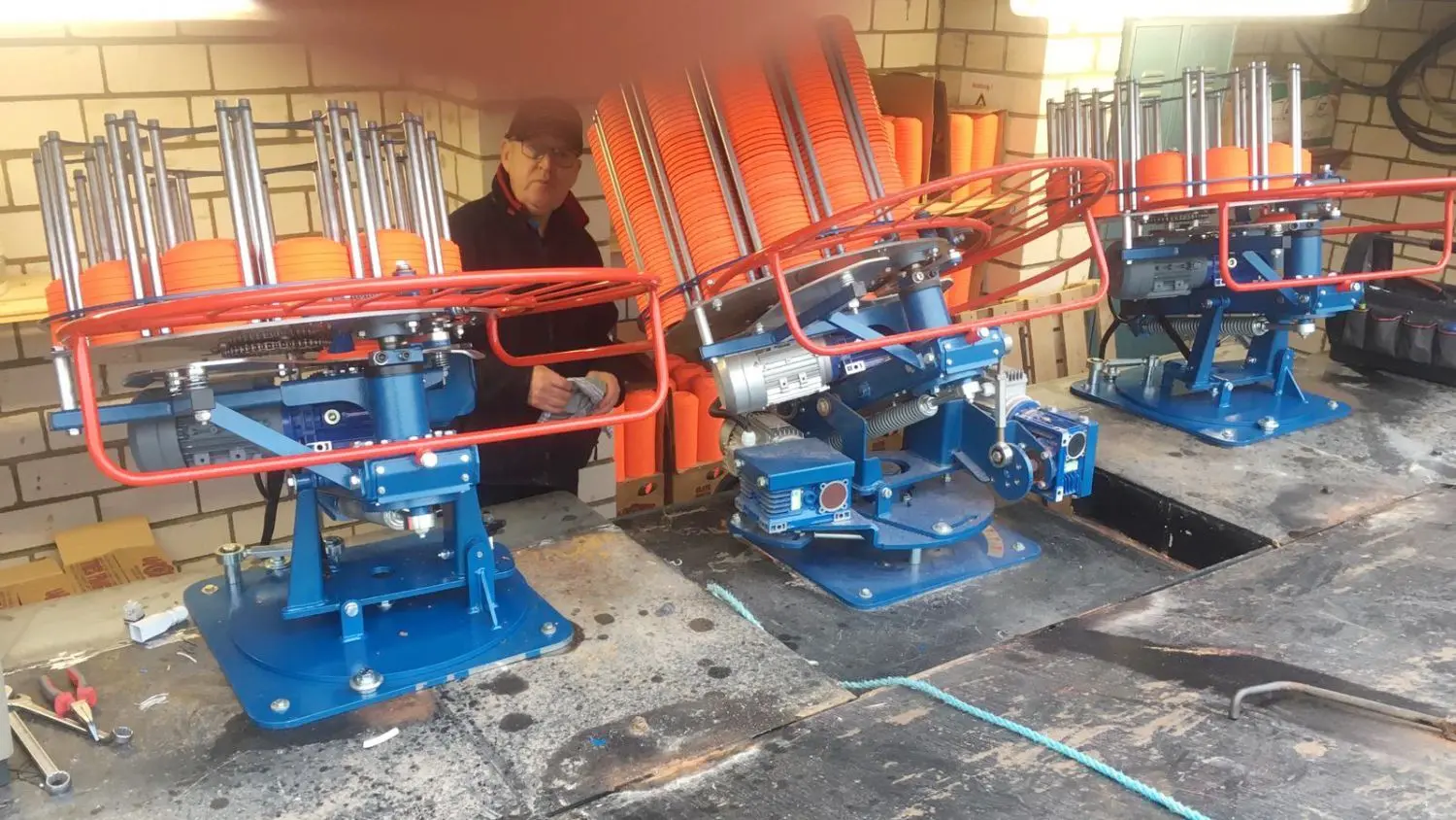 Bestückung der neuen Anlage: Ulrich Neumann füllt die Doppeltrapanlage mit den orangenen Tonscheiben auf. In der Mitte steht der normale Wurfautomat.