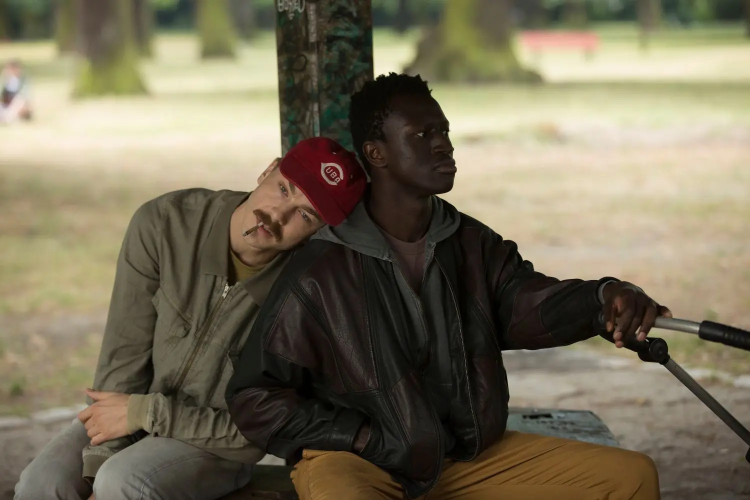 Falscher Freund: Als Reinhold führt er Francis (Welket Bungue) auf Abwege. Szene aus dem Film «Berlin Alexanderplatz». Die Neuverfilmung von B. Qurbani gehörte zu den Wettbewerbsfilmen der Berlinale 2020. Albrecht Schuch erhielt für seine Rolle den Deutschen Filmpreis.