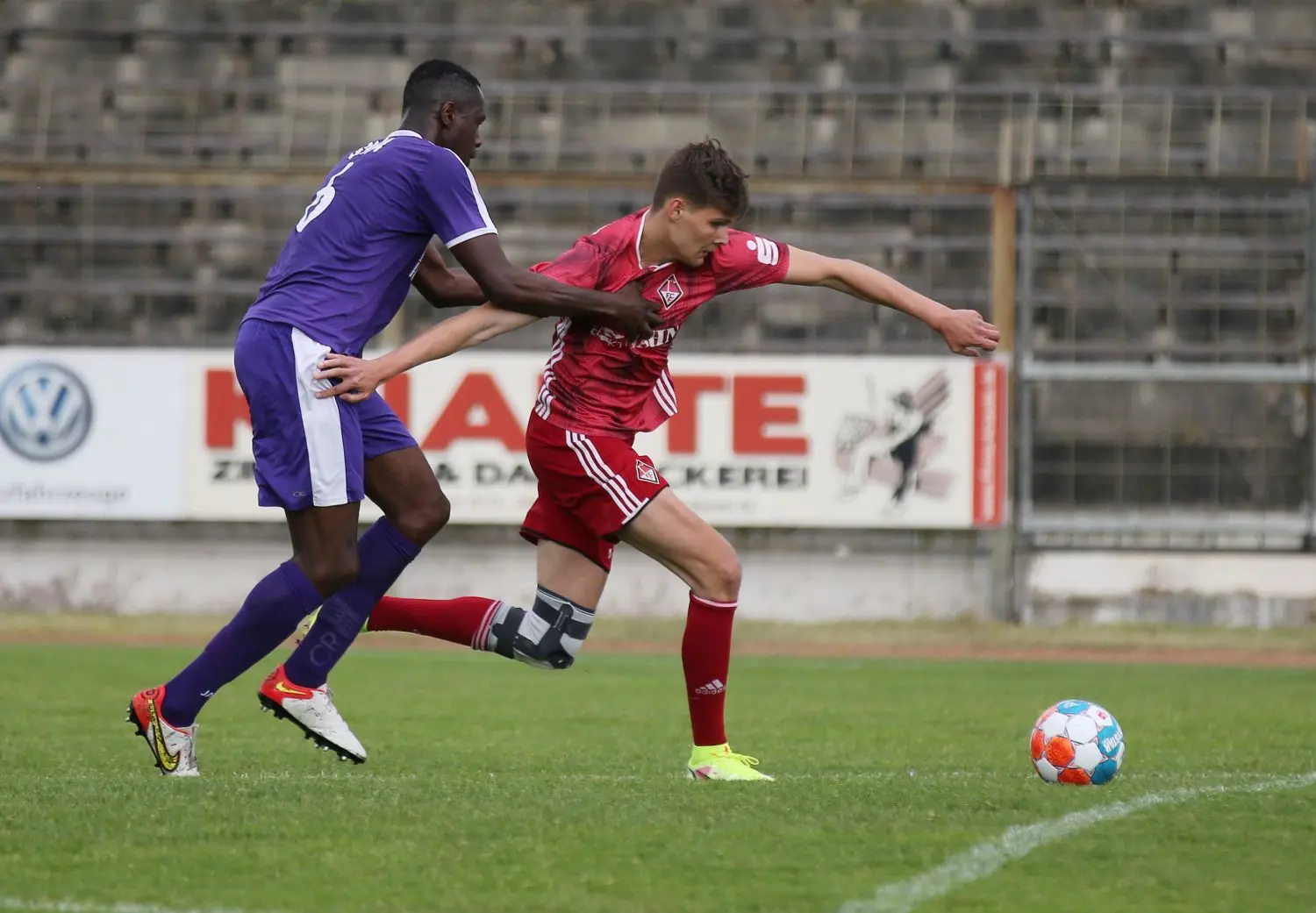 Im Spiel der Fußball-Brandenburgliga zwischen dem 1. FC Frankfurt und dem SV Altlüdersdorf hieß es am Ende 6:1. In dieser Szene setzt sich Frankfurts dreifacher Torschütze Paul Bechmann (rechts) gegen Altlüdersdorfs Kelvin Adomah durch.