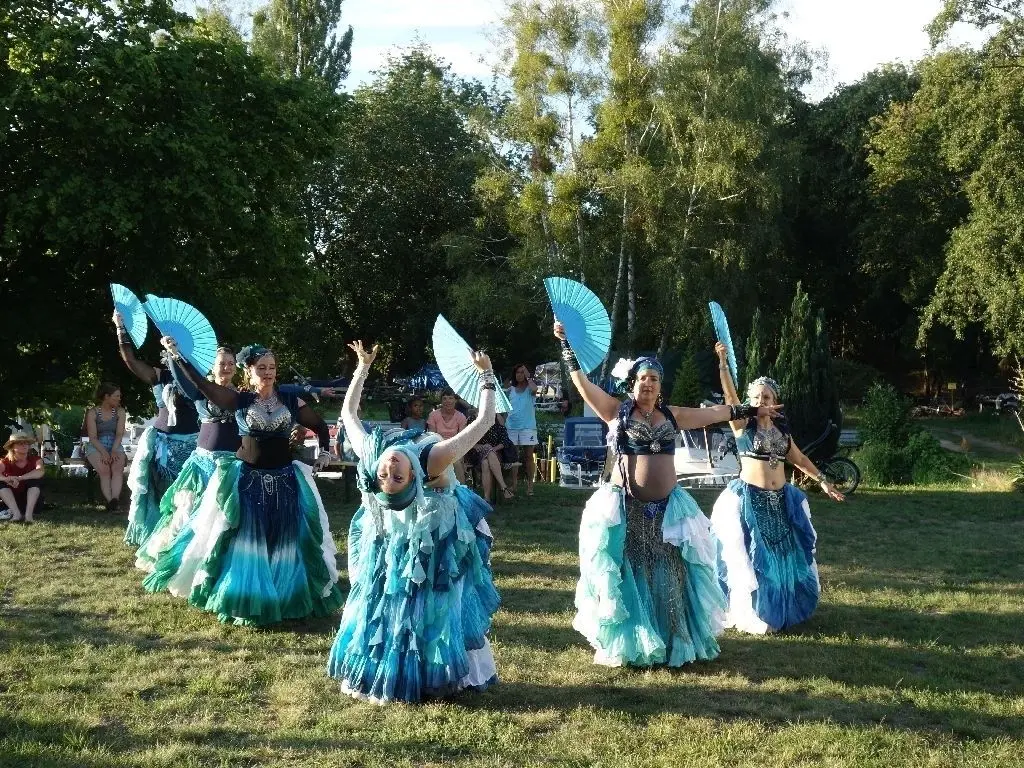 Die Tanzgruppe Pangäa, Meerjungfrauen brachten den Zauber aus Tausend und einer Nacht ans Traumschüff.