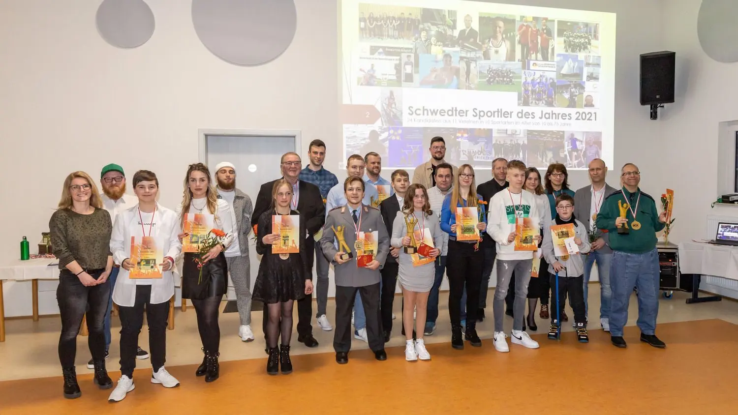 Gruppenfoto: Die Schwedter Sportler des Jahres 2021 bei der Auszeichnungsveranstaltung im Tanzsportsaal der SSV PCK 90 Schwedt.