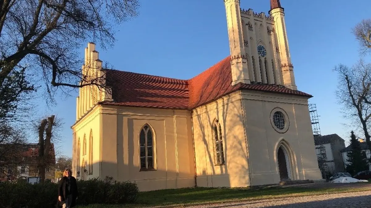 Sonnige Südseite: Die Abendsonne fällt auf die bereits fertig sanierte Südseite der Joachimsthaler Schinkelkirche. Pfarrerin Beatrix Spreng ist vom Ergebnis überzeugt und hofft, die ausstehenden Seiten ähnlich detailreich wiederherstellen zu können.
Südseite der Schinkelkirche