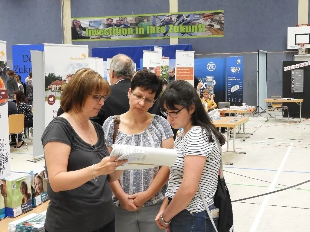Die Albert-Baur-Halle verwandelte sich in eine Messehalle. Zahlreiche Besucher kamen zur Messe für Ausbildung und Beruf.