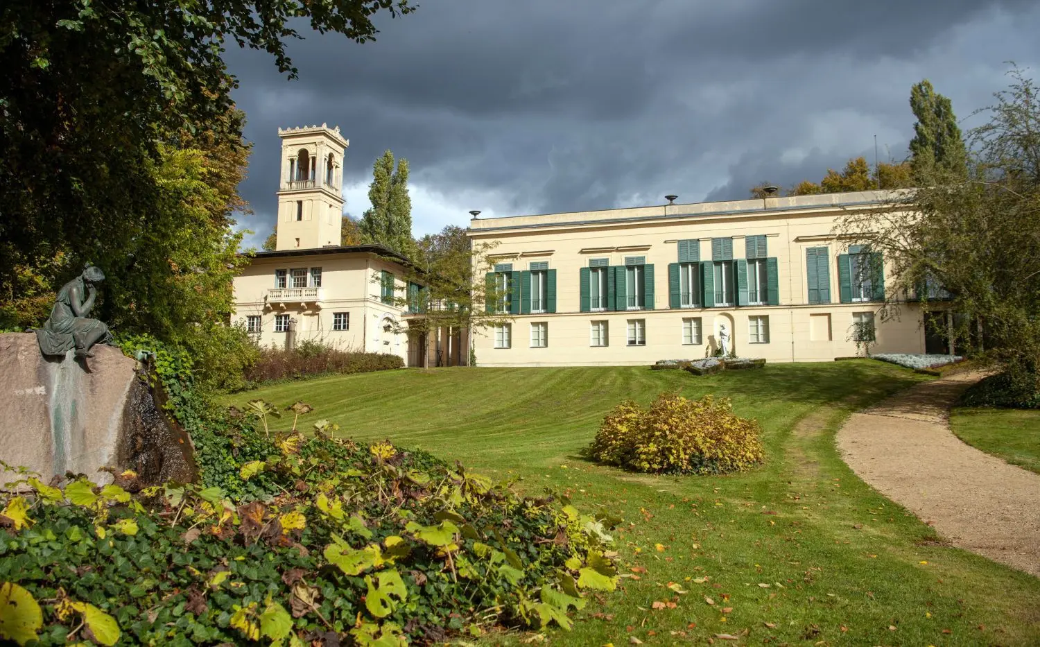Blick auf das Schloss Glienicke und den Schlosspark. Die Bildergalerie im Potsdamer Park Sanssouci und das Schloss Glienicke in Berlin sollen im kommenden Jahr für Besucher geschlossen bleiben. Grund seien nötige Einsparungen, teilte die Stiftung Preußische Schlösser und Gärten Berlin-Brandenburg (SPSG) am Montagabend mit.