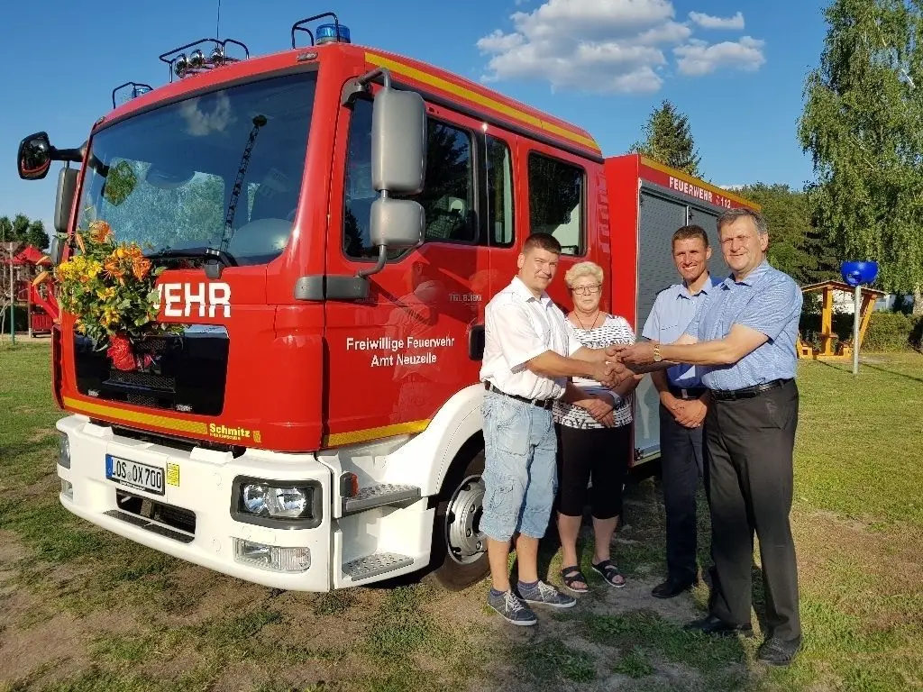 Offizielle Übergabe. Neuzelles Amtsdirektor Hans-Georg Köhler (r.) überreichte am Freitagabend dem Ortswehrführer der Freiwilligen Feuerwehr Lawitz, Henry Meisel (l.), die Originalschlüssel für das neue Tragkraftspritzenfahrzeug mit Wasser (TSF-W). Mit dabei: Gudrun Schmädicke (2.v.l.), ehrenamtliche Bürgermeisterin von Lawitz, und Amtswehrführer David Schulz (2.v.r.).