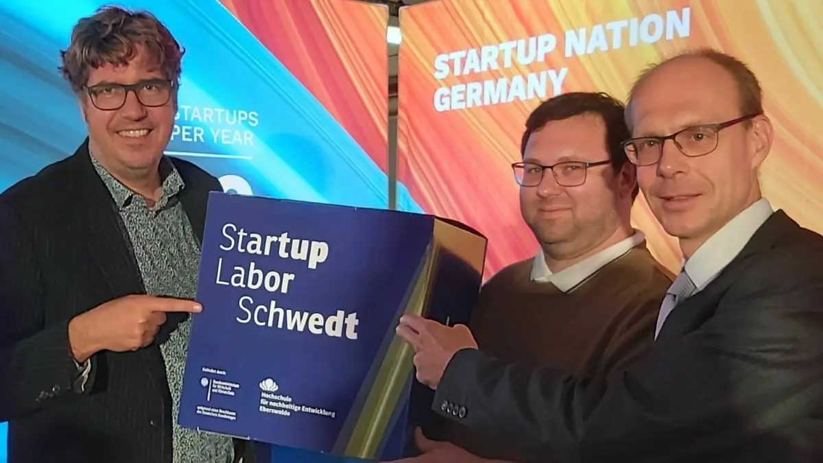 Offizieller Startschuss für das Start-up-Labor mit (von links): Michael Kellner, Sasacha Lademann und Alexander Pfriem.
Offizieller Startschuss für das Start-up-Labor mit (von links): Michael Kellner, Sasacha Lademann und Alexander Pfriem.