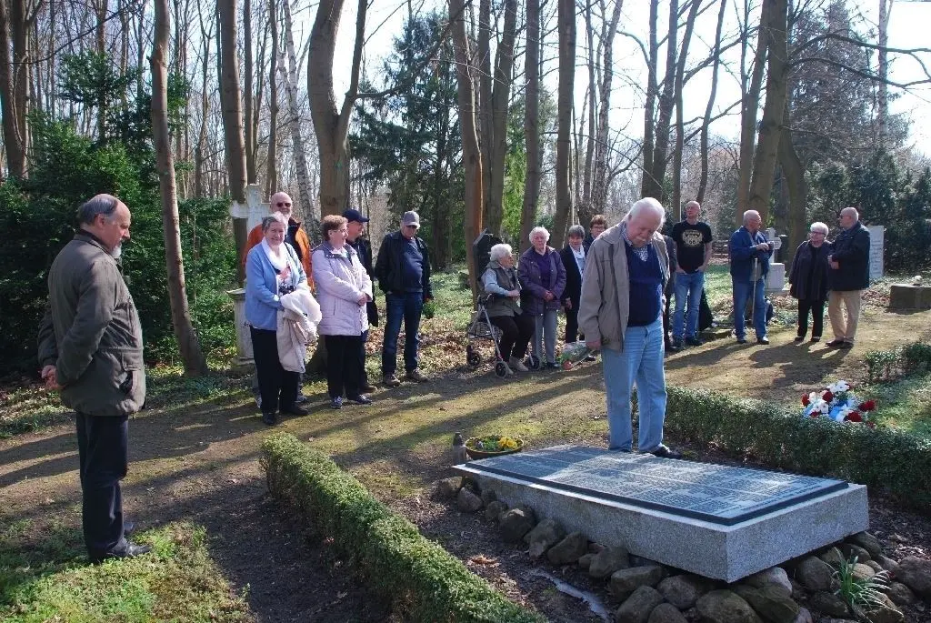 Auf dem Kietzer Friedhof:  Wolfgang Bartsch (an der Gefallenentafel) gehörte zu den Teilnehmern des alljährlich Ende März vom Geschichtsverein organisierten Gedenkens.