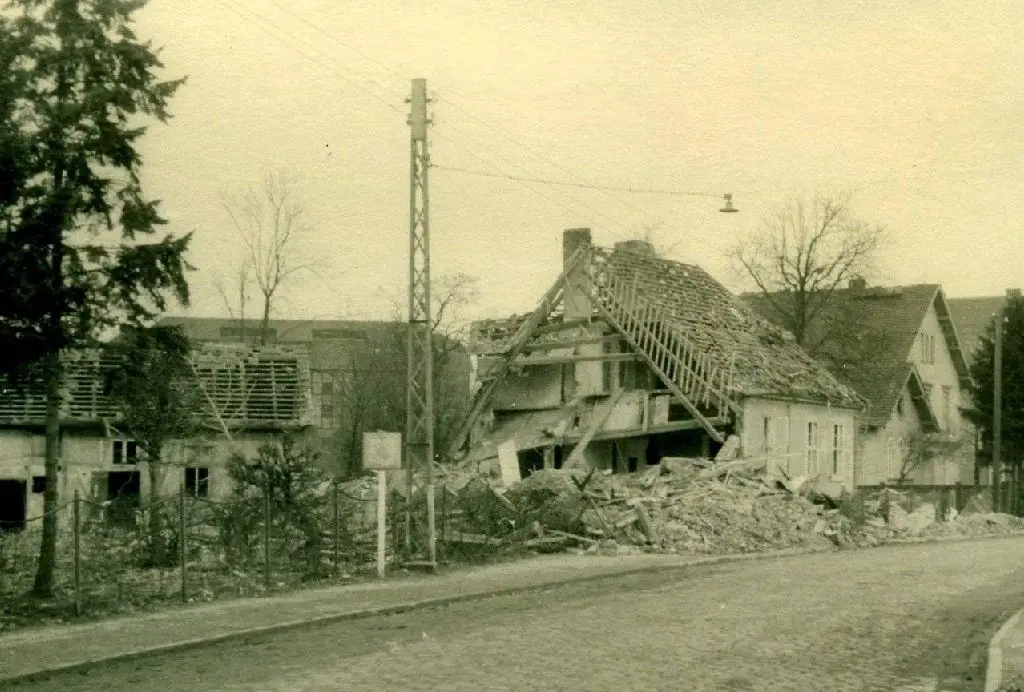 Das Chemiewerk in der Sachsenhausener Straße (links) war ebenfalls Ziel der Bombenangriffe.