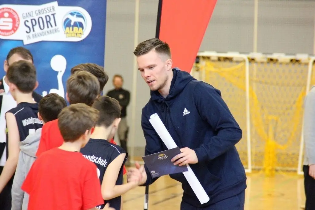 Martin Hermannsson von Alba Berlin gratulierte den Gewinnern.