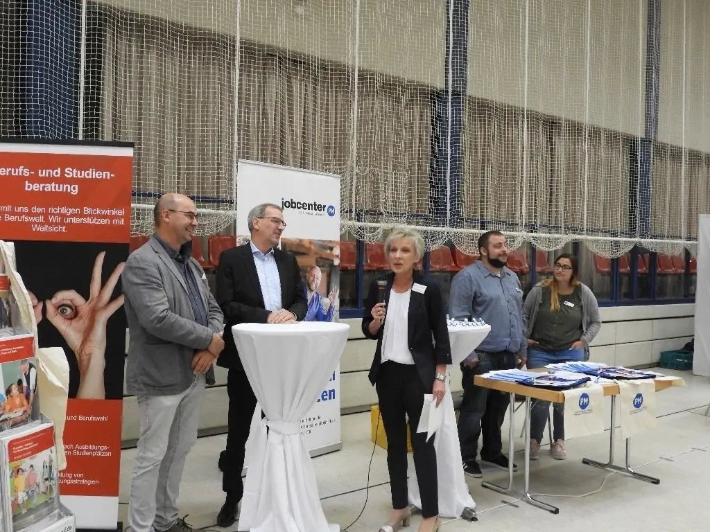 Bei der Eröffnung zugegen waren neben Organisatorin Jutta Gehrke vom VAL auch Bürgermeister Roland Leisegang und Staatssekretär Hendrik Fischer (Mi.).